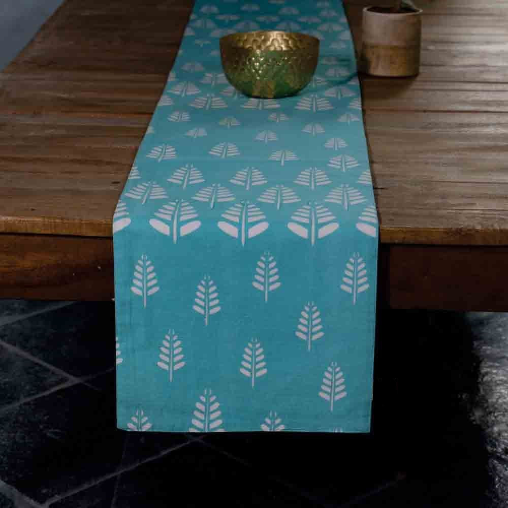 The Spring Table Runner & Set of 6 Table Mats