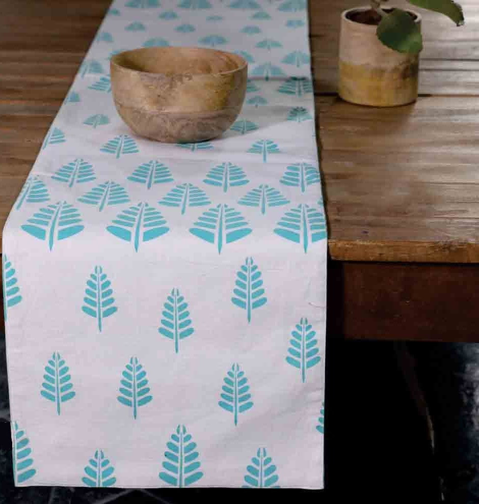 The Spring Table Runner & Set of 6 Table Mats